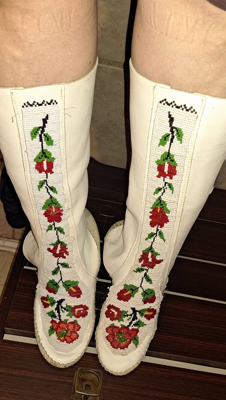 Vintage Taos White Leather Beaded Floral Tall Moccasin Boots Concho Women’s